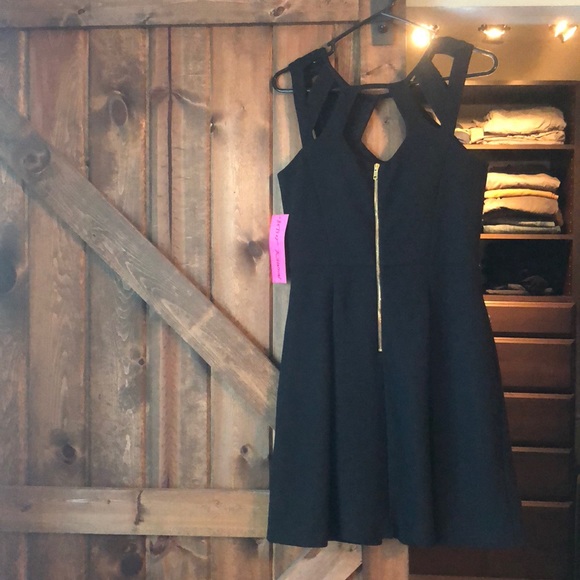 Betsy Johnson LBD neckline cut outs - SS 8 - Picture 4 of 5